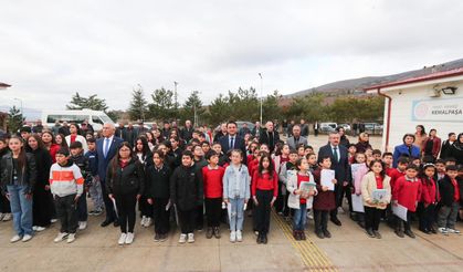 Vali Abdullah Köklü, Kemalpaşa İlkokulu’nda Öğrencilerin Karne Heyecanına Ortak Oldu