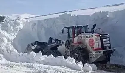 Hakkari’de Değil Tokat’ta Çekildi: Kar Kütleleri Kepçelerin Boyunu Aştı!