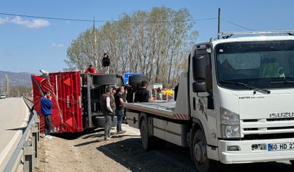 Tokat’ta Gübre Yüklü Traktör Devrildi Yol Trafiğe Kapandı