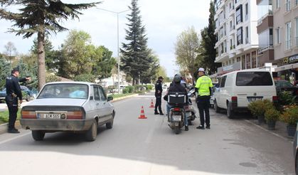 Erbaa’da Trafikte Sıkı Denetim: Polis Kuralları Tek Tek Kontrol Etti
