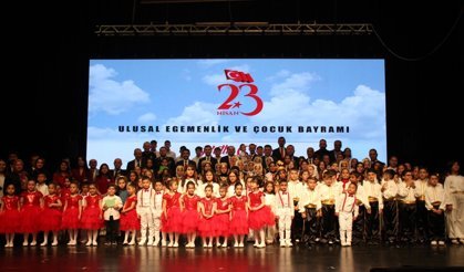Erbaa’da 23 Nisan Coşkusu: Minikler Bayramı Doyasıya Kutladı