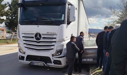 Erbaa’da "Sıkışmalı" Kaza: Tırın Yanında Askıda Kaldı!