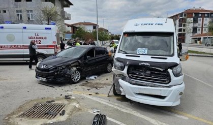 Erbaa'da Öğrenci Servisi Otomobille Çarpıştı: 10 Yaralı