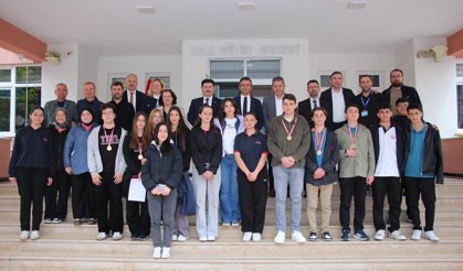 Erbaa’da Fikirler Yarıştı: Münazara Turnuvalarında Şampiyonlar Belli Oldu!