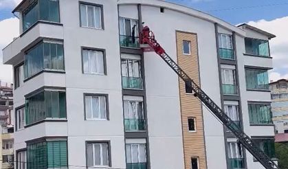 Tokat'ta Balkon Korkuluklarına Sıkışan Güvercin Kurtarıldı