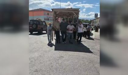 Tokat’ta  Öğretmenler Kamelyayı, 200 Metre Mesafedeki Yeni Okula Taşıdı