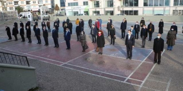 Tokat'ta öğretmenler okul bahçesinde, öğrenciler balkonda İstiklal Marşı okudu