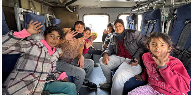 Bakan Kurum, Depremzede Çocukları Helikoptere Bindirdi