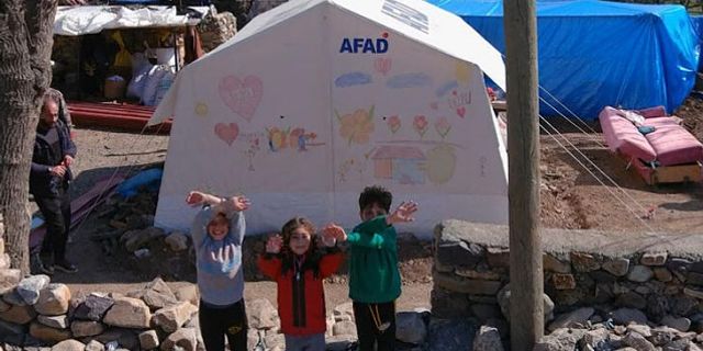 Depremzede Çocuk Çadırına Hayallerini Çizdi