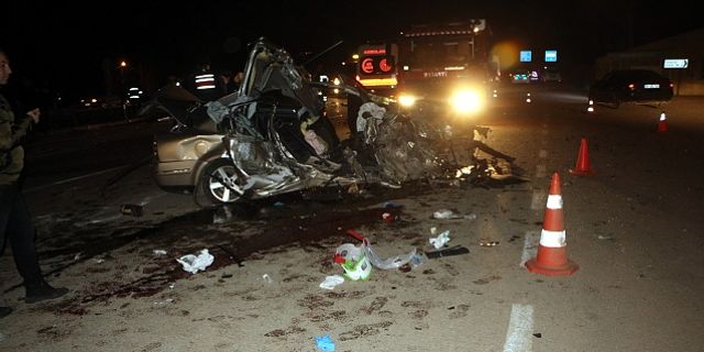 Karşı Şeride Geçen Otomobil Kamyonetle Çarpıştı: 2 Ölü, 4 Yaralı