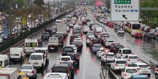 İstanbul'da Yağmur Trafiği: Yoğunluk Yüzde 75'e Ulaştı