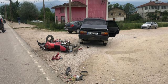 Erbaa’da Motosiklet Otomobile Çarptı: 2 Yaralı