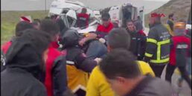 Sivas'ta Yolcu Minibüsü İle TIR Çarpıştı; 4 Ölü, 3 Yaralı