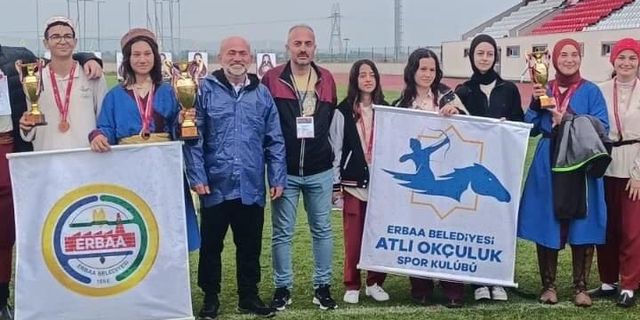 Erbaa Belediyesi Atlı Okçuluk Kulübü Erbaa'ya Kupayla Döndü
