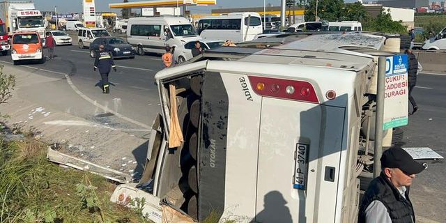 İşçi Servis Midibüsü TIR’a Çarpıp Devrildi: 13 Yaralı