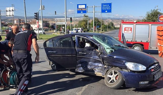 Erbaa’da Kırmızı Işık İhlali Yapan Sürücü Kazaya Neden Oldu: 3 Yaralı