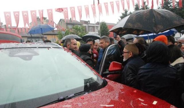 Bartın’da Yağmur Altında Togg İlgisi