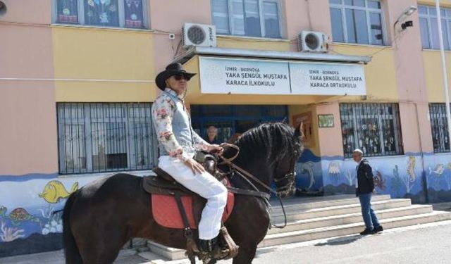 Kovboy kıyafeti giyip, atı ile oy kullanmaya geldi