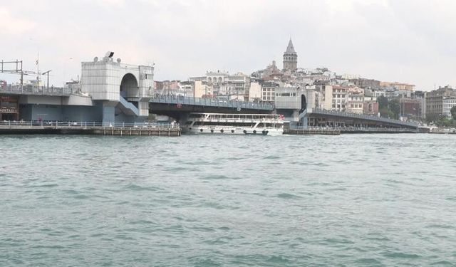 Tekne Galata Köprüsü'ne Çarptı