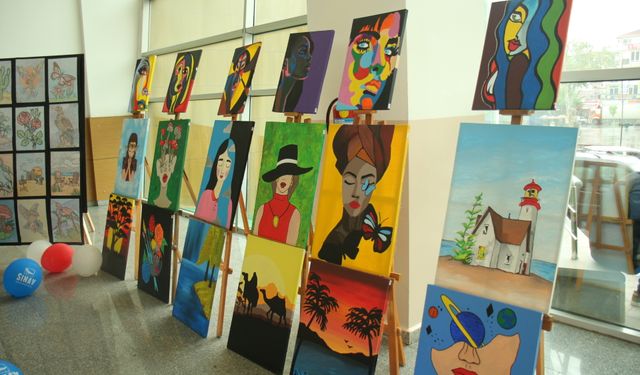Depremzedeler İçin Düzenlediği “Sanat Sınavda” Sergi Açılışı Yapıldı