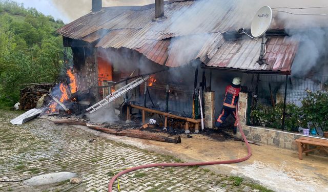 Erbaa’da Tek Katlı Evde Çıkan Yangın, 2 Saatte Söndürüldü