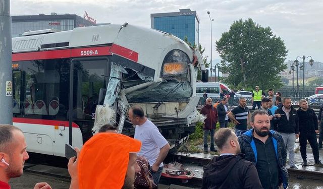 Samsun'da İki Tramvay Kafa Kafaya Çarpıştı; Yaralılar Var