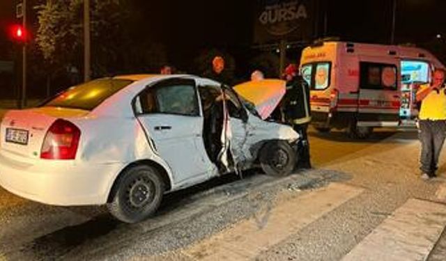 Bursa'da Kavşaktan Dönüş Yapan 2 Otomobil Çarpıştı: 2 Yaralı