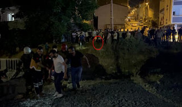 Arnavutköy'de Bıçaklı Kavgada 3 Kişi Yaralandı: Dereye Sığınan Yaralıyı İtfaiye Kurtardı