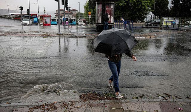 İstanbul'da 4 Saat İçinde Kuvvetli Yağış Uyarısı