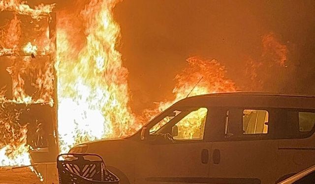 Bir Araçta Başlayan Yangın Etrafındaki 2 Araç İle Marketin Deposuna Sıçradı