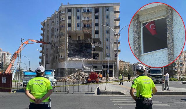 Kahramanmaraş’ta Polisin Uyarısıyla Ağır Hasarlı Binanın Yıkımı Türk Bayrağı İçin Durduruldu