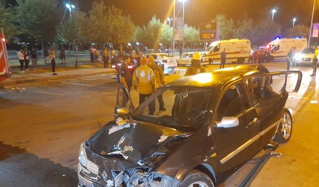 Sahil Yolunda 3 Araca Çarpan Otomobil Takla Attı