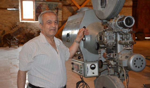 Zile’de 42 Yıl Sonra Film Makinistliği Yaptığı Makineyi Görünce Duygulandı
