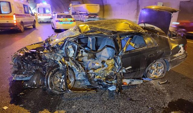 Duvara Çarpan Otomobil Hurdaya Döndü