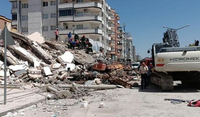Gaziantep’te Yıkım Esnasında Ağır Hasarlı Bina Çöktü, Operatör Enkaz Altında Kaldı