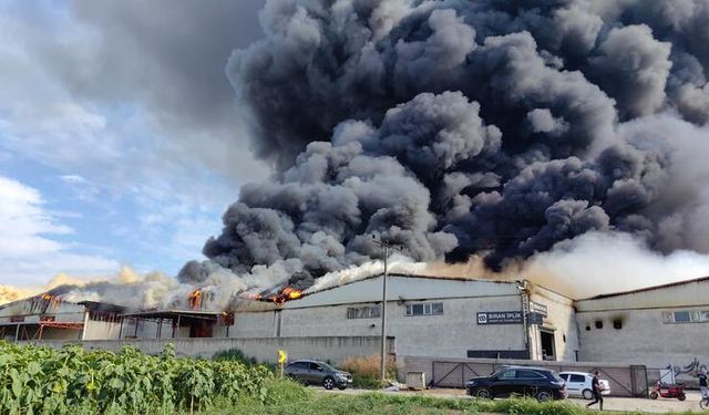 Fabrikada Çıkan Yangın, Yanındaki 3 Fabrikaya Daha Sıçradı