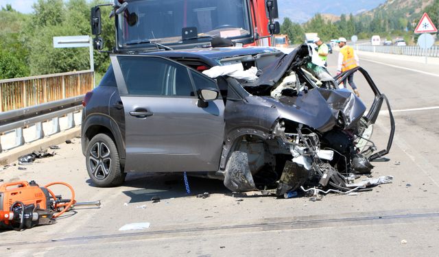 Niksar’da Otomobil Bariyerlere Çarptı : 1 Ölü, 1 Yaralı