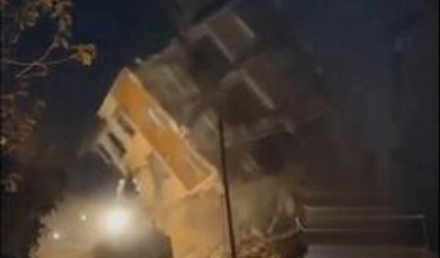 Ağır Hasarlı Bina, Yıkım Sırasında İş Makinesinin Üzerine Düştü