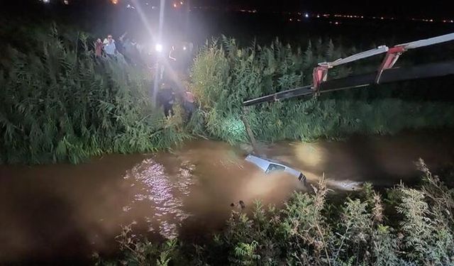 Sulama Kanalına Düşen Otomobildeki Anne Ve 2 Çocuğu Öldü