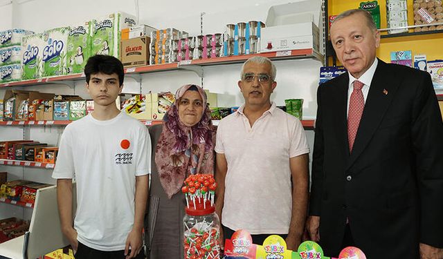 Cumhurbaşkanı Erdoğan Bakkal Dükkanını Ziyaret Etti, Çocuklara Oyuncak Dağıttı