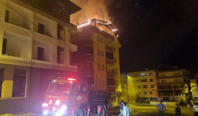 5 Katlı Binada Çıkan Yangın Çatıyı Alev Alev Yaktı