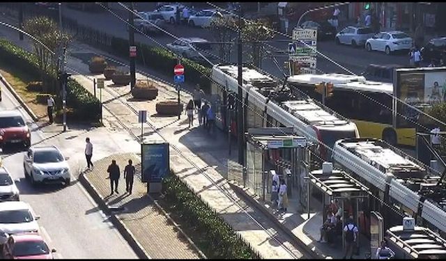 İstanbul Beyoğlu'nda İETT Otobüsü Tramvaya Çarptı