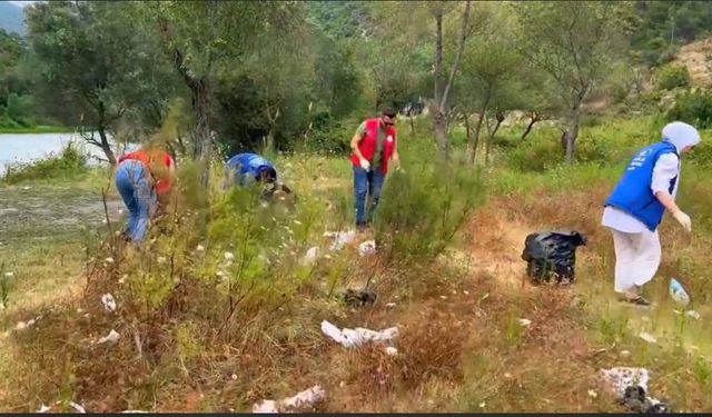 Erbaa’da Gençlik Merkezi Gönüllü Gençleri Mesire Alanlarındaki Çöpleri Topladı