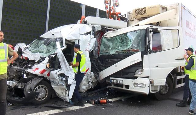 Kamyonet Yol Çalışması Yapan İş Makinasına Çarptı: 2 Yaralı