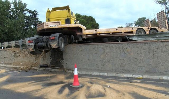 Virajı Alamayan TIR Bariyerlerde Asılı Kaldı