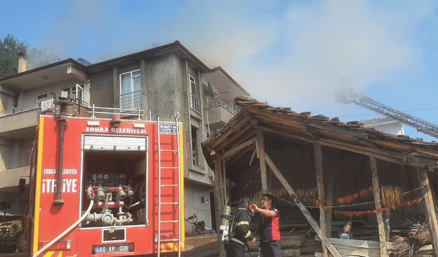 Erbaa’da 3 Katlı Evde Yangın Çıktı