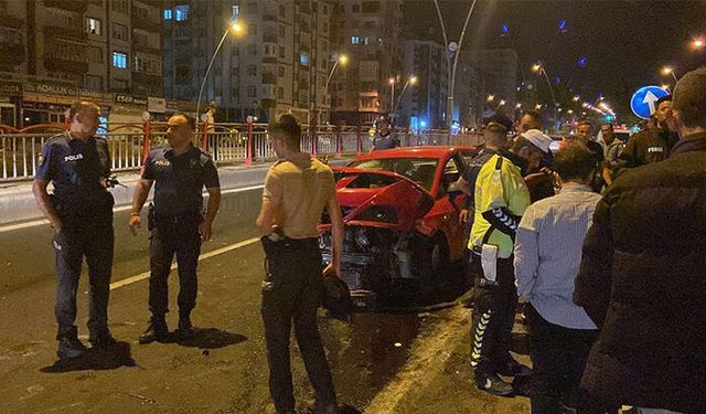Alkollü Sürücünün Kullandığı Otomobil Bariyerlere Çarptı: 4 Yaralı