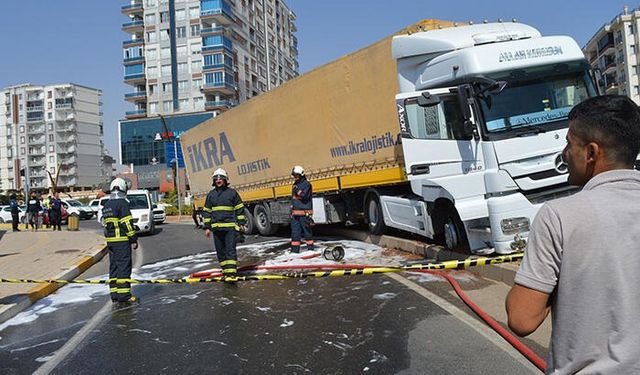 Sürücüsü 'Dur' İhtarına Uymayınca Lastiklerine Ateş Edilen TIR, Refüje Çıktı: 1 Gözaltı