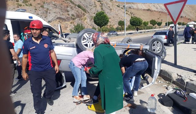 Tokat’ta Refüje Çarpan Otomobil Takla Attı, Aynı Aileden 1 Çocuk Öldü, 4 Yaralı