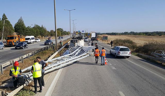 Damperi Açık Kalan Hafriyat Kamyonu, Yön Levhasına Çarptı